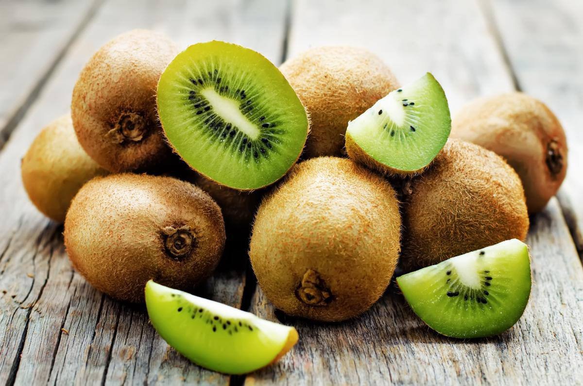 ¿Por qué es recomendable consumir kiwi con piel?